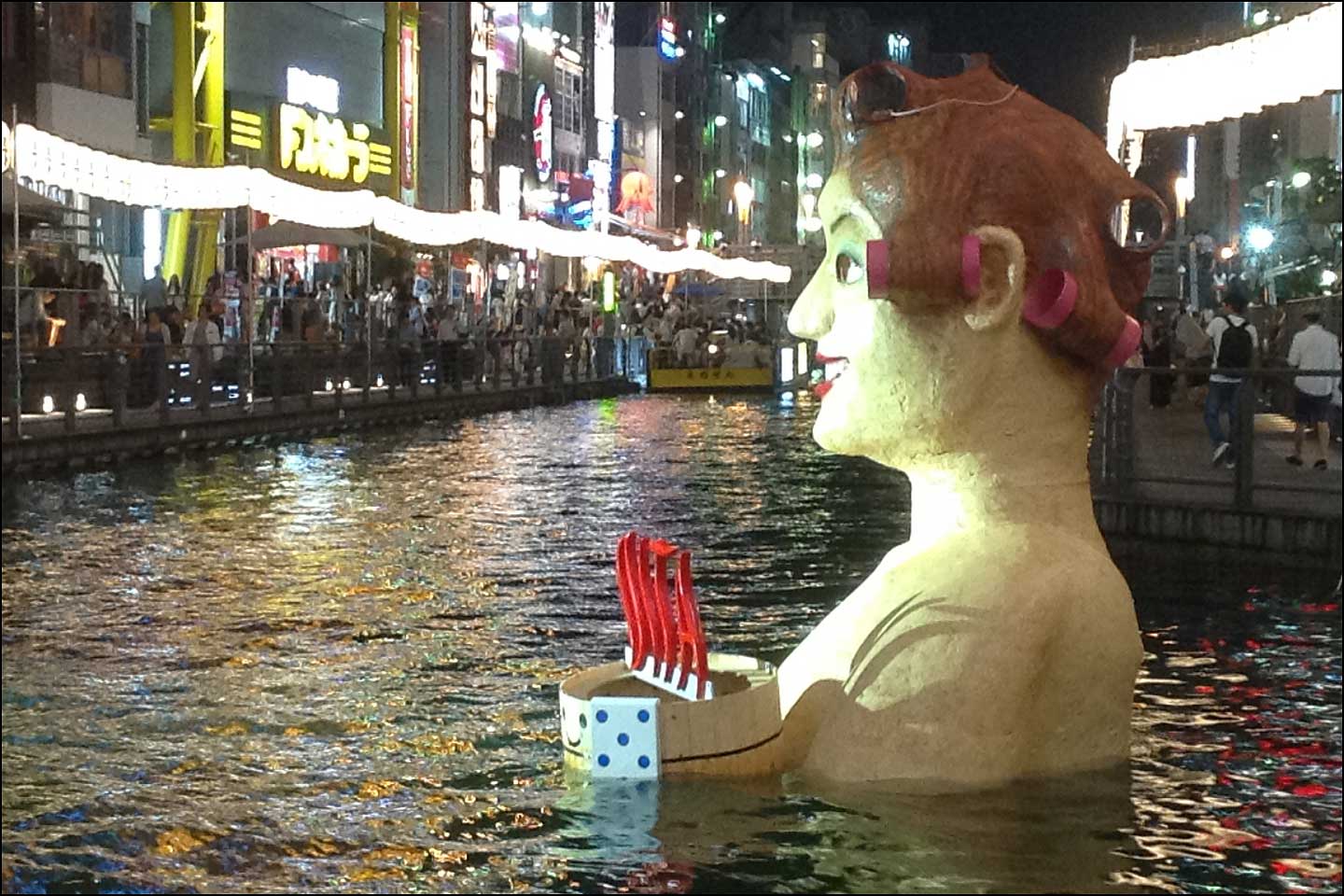 おんせん県おおいたDCキャンペーン大阪道頓堀川で「おばちゃんオブジェ入浴」